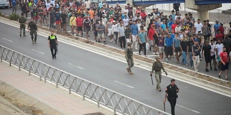 Menggiring Imigran Ilegal